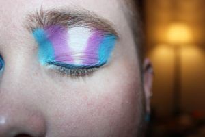 bandera trans maquillaje